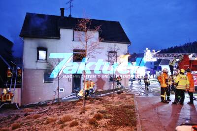 Feuer in Wohnhaus - Verletzte Person durch Feuerwehr gerettet - Gebäude brennt vollständig aus