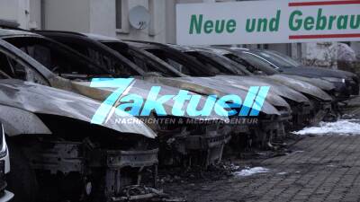 Brandanschlag auf Škoda-Autohaus - 13 Fahrzeuge abgebrannt - Autos stehen in Vollbrand - meterhohe Flammen