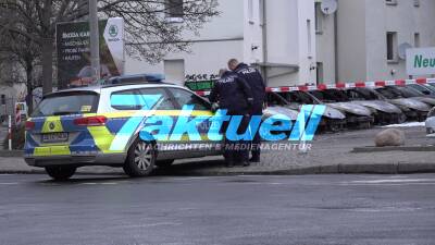 Brandanschlag auf Škoda-Autohaus - 13 Fahrzeuge abgebrannt - Autos stehen in Vollbrand - meterhohe Flammen