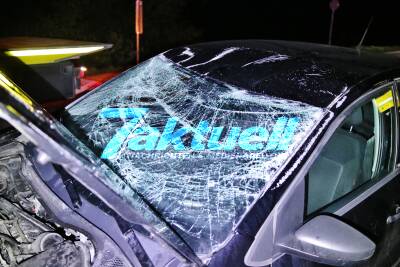 PKW überschlägt sich und landet auf dem Dach - 46 jähriger biegt über falsche Spur ab - Beifahrer verletzt