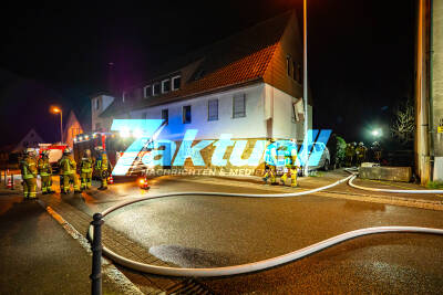 Gasgeruch in Wohnhaus - Bewohner vom Mehrfamilienhaus evakuiert - Feuerwehr & Gasnotdienst im Einsatz