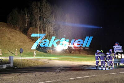 1 Tote, zwei schwer Verletzte nach Horror-Crash - 22-jährige chinesische Touristin fährt auf falscher Straßenseite - Geisterfahrerin / Spur verwechselt? Zwei Unfallopfer mit Notarzthubschrauber in Klinik geflogen