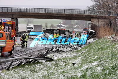 Umwelt-Alarm - Ölsperre zum Chiemsee nach VU: 6 brandneue PKWs nach Glätteunfall mit Autoanhänger teilweise Schrott -  mehrere Hunderttausend Euro Schaden - A8 voll gesperrt; Hunderte Liter Kraftstoff und Hydraulik Öle gefährden Brutgebiet am Chiemse - Umweltalarm.