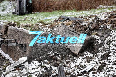 Umwelt-Alarm - Ölsperre zum Chiemsee nach VU: 6 brandneue PKWs nach Glätteunfall mit Autoanhänger teilweise Schrott -  mehrere Hunderttausend Euro Schaden - A8 voll gesperrt; Hunderte Liter Kraftstoff und Hydraulik Öle gefährden Brutgebiet am Chiemse - Umweltalarm.
