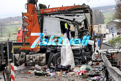 Umwelt-Alarm - Ölsperre zum Chiemsee nach VU: 6 brandneue PKWs nach Glätteunfall mit Autoanhänger teilweise Schrott -  mehrere Hunderttausend Euro Schaden - A8 voll gesperrt; Hunderte Liter Kraftstoff und Hydraulik Öle gefährden Brutgebiet am Chiemse - Umweltalarm.