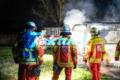 Zwei Fahrzeuge in Vollbrand - PKW und Transporter fallen den Flammen vollständig zum Opfer - FF Leonberg beim Brandeinsatz am Glemseck