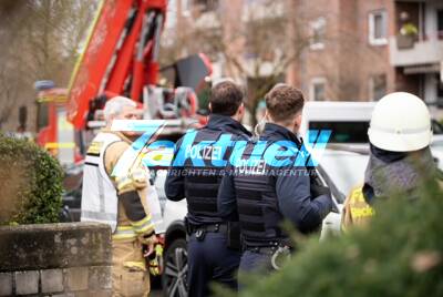 Festnahme fehlgeschlagen - Feuerwehr muss Dach absuchen - Ist der Verdächtige durch das Fenster abgehauen? Forellstrasse Recklinghausen-Süd
