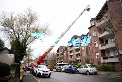 Festnahme fehlgeschlagen - Feuerwehr muss Dach absuchen - Ist der Verdächtige durch das Fenster abgehauen? Forellstrasse Recklinghausen-Süd