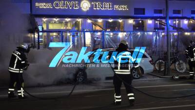 Nach dem Einparken in Flammen aufgegangen - Feuerwehr trifft in Leipzig bei PKW-Brand ein