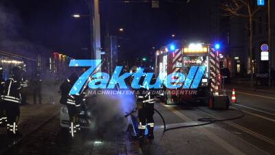 Nach dem Einparken in Flammen aufgegangen - Feuerwehr trifft in Leipzig bei PKW-Brand ein