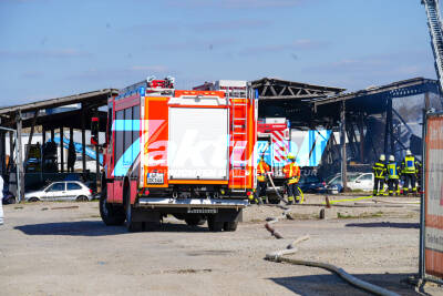 Feuerwehr rettet eine Person aus brennenden Wohnwagen - Großeinsatz beim Brand einer Lagerhalle