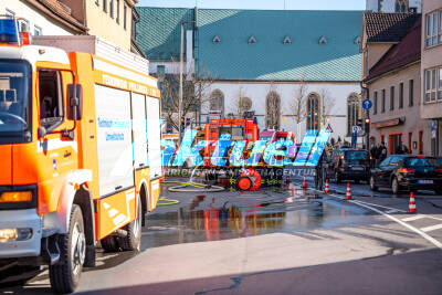 Schwelbrand im Fassadenbereich im 2. OG: Großer Feuerwehreinsatz am Pfullingen Lindenplatz - Straße gesperrt
