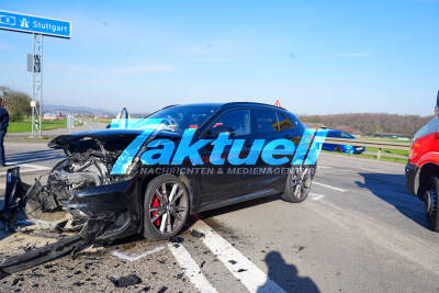 Gegenverkehr übersehen: Schwerer Frontalcrash beim Abbiegen zwischen Aichelberg und Holzmaden -  Landstraße voll gesperrt