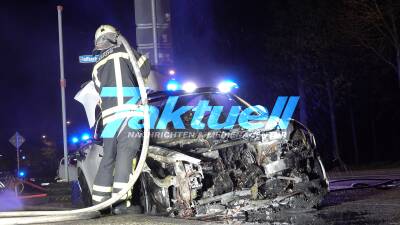 Tesla in Leipzig abgebrannt - Feuerwehr kühlt PKW mit viel Wasser - Brandstiftung nicht auszuschließen