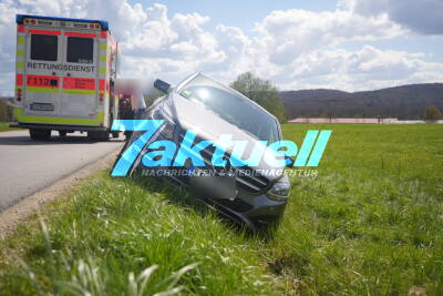 PKW fährt im Graben - Fahrer kann sich nicht selber befreien und ruft Feuerwehr 