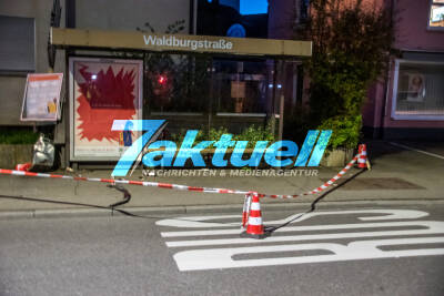 PKW schleudert in Bushaltestelle, zertrümmert diese und erfasst Fußgänger, der schwer verletzt wird