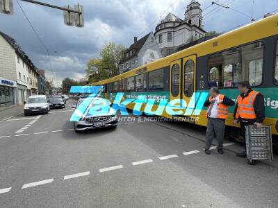 Pkw mit Stadtbahn kollidiert