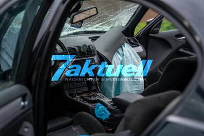 Mutter gestorben: Ersthelfer retten schwer verletztes Kind und eingeklemmte Mutter: Tödlicher Frontalcrash mit BMW und Sprinter auf Landstraße zwischen Gerlingen und Ditzingen - mehrere Schwerverletzte - Großeinsatz