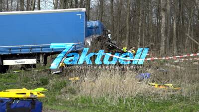 Horrorcrash: Sattelschlepper drückt PKW gegen Holzstapel - Fahrer verstorben, Beifahrer in Lebensgefahr - Rettungshubschrauber und Notfallseelsorge im Einsatz