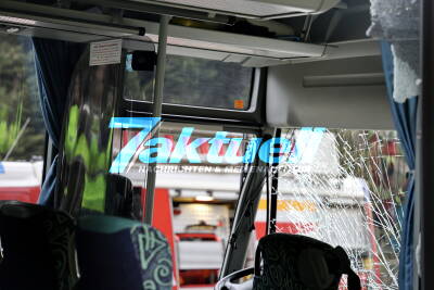 19-Jähriger rast mit PKW in Linienbus mit 20 Schülern und wird lebensgefährlich verletzt eingeklemmt - Großeinsatz 