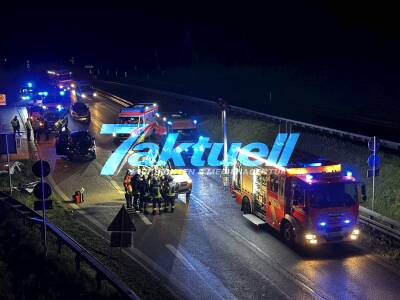 Heftiger Unfall - Mehrere Verletzte - Audi SQ5 kracht massiv in Dacia Dokker - Vollsperrung der B14 Richtung Schattenring