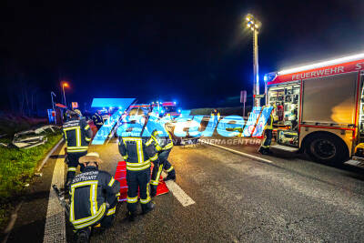 Heftiger Unfall - Mehrere Verletzte - Audi SQ5 kracht massiv in Dacia Dokker - Vollsperrung der B14 Richtung Schattenring