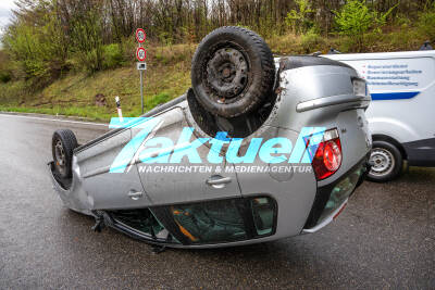 Polo überschlägt sich und landet auf dem Dach: Verkehrsunfall in Stuttgart auf der B14 am Schattenring