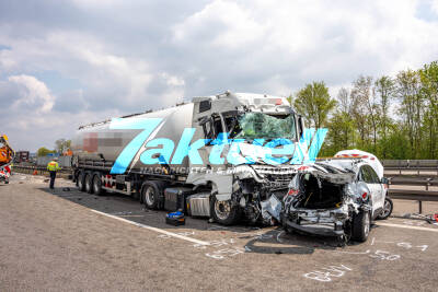 LKW fährt ungebremst in Absperrung der Autobahnmeisterei: ein Toter, mehrere Schwerverletzte - Fahrt unter Alkoholeinfluss? 