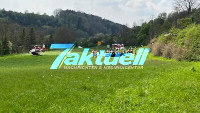 Beim Überholen Gegenverkehr übersehen: In Grünstreifen mehrfach überschlagen - Feuerwehr befreit Fahrerin