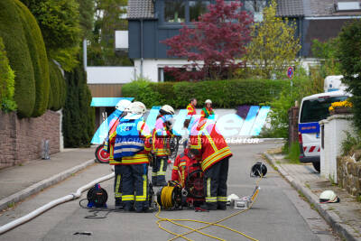 Gasalarm: Bagger reißt Leitung auf -  Großaufgebot an Einsatzkräften - 3 Personen werden vom Rettungsdienst betreut