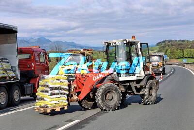 Sekundenschlaf: Blumemerde-Sattelzug stürzt von Autobahn, Mega Stau nach Totalsperre, Umleitungen überlastet, 100.000€ Schaden - 23 Tonnen Blumenerde per Hand umgeladen