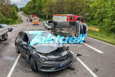 Vorfahrt missachtet: SUV Überschlägt sich nach Kollision mit 3 Fahrzeugen - Verursacher flüchtet!