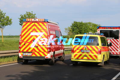 Unfall auf Bundesstraße - Auto kracht in Pannenfahrzeug mit Anhänger -Schkeuditz 