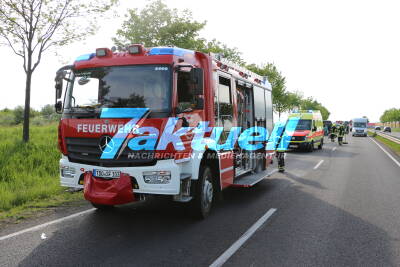 Unfall auf Bundesstraße - Auto kracht in Pannenfahrzeug mit Anhänger -Schkeuditz 