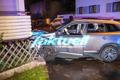 Fahranfägner kracht mit SUV gegen Hauswand - 2 Verletzte 