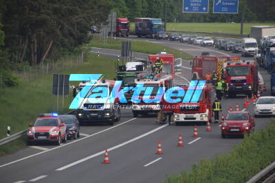 Brennender LKW mit Elektroautos auf der A15 - Feuerwehr muss e-Autos in Wasser-Container setzen