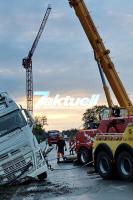 Tanklaster stürzt von Autobahn - 250.000 € Schaden schwierige Bergung mit Kran - Durch Regenfälle durchnässtes Fahrbahnbankett hat nachgegeben