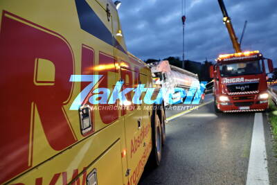 Tanklaster stürzt von Autobahn - 250.000 € Schaden schwierige Bergung mit Kran - Durch Regenfälle durchnässtes Fahrbahnbankett hat nachgegeben