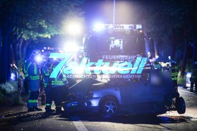 Horrorcrash: 1 Toter bei Verkehrsunfall - Kleinwagen völlig zerquetscht - 24-Jähriger überschlägt sich nach Auffahrunfall und crasht in Gegenverkehr