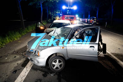 Horrorcrash: 1 Toter bei Verkehrsunfall - Kleinwagen völlig zerquetscht - 24-Jähriger überschlägt sich nach Auffahrunfall und crasht in Gegenverkehr