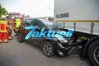 PKW fährt ungebremst auf im Ausfahrtsbereich der Raststätte stehenden LKW - von Ersthelfern befreit und betreut - Fahrer blieb unverletzt, Rettungshubschrauber im Einsatz