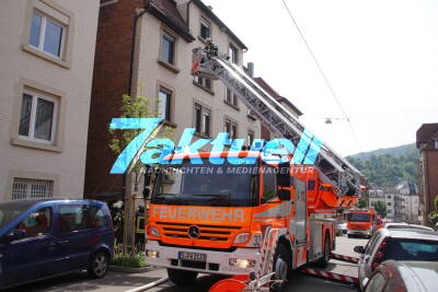 Zimmerbrand mit mehreren Verletzten - Großeinsatz der Feuerwehr