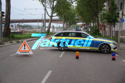 Ersthelfer befreien Radfahrer mit Hubwagen - Radler prallt mit Lenker gegen Stromkasten, verliert Kontrolle, wird von Transporter erfasst und mitgeschleift - O Ton Ersthelfer: hat sich bei Rettung verletzt aber würde es wieder tun