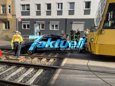 PKW mit Stadtbahn kollidiert