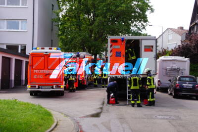 Rauch aus Dachgeschosswohnung - Feuerwehr rückt mit Großaufgebot aus