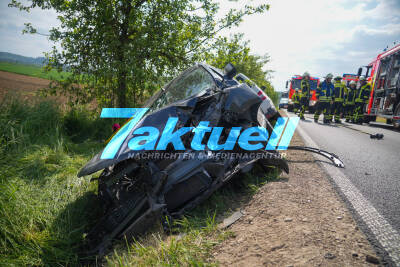 Frontalcrash nach Alkoholfahrt - Schwerer Unfall mit zwei Leichtverletzten auf der B297 bei Kirchheim - Straße komplett gesperrt
