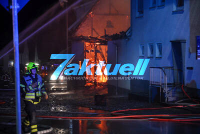 Vollbrand eines landwirtschaftliches Gebäude - Zwei Traktoren werden Opfer der Flammen
