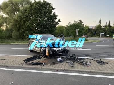 Audi SQ5 über rot gefahren: Kreuzungscrash mit 3 Fahrzeugen fordert 6 Verletzte