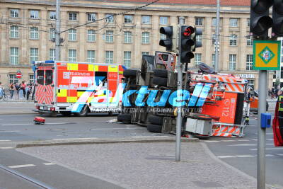 Löschfahrzeug stürzt nach Crash mit Straßenbahn um - Aufwendige Bergung mit Luftkissen und Seilwinden (komplett on Tape!) - 4 Verletzte