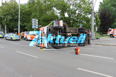 Löschfahrzeug stürzt nach Crash mit Straßenbahn um - Aufwendige Bergung mit Luftkissen und Seilwinden (komplett on Tape!) - 4 Verletzte